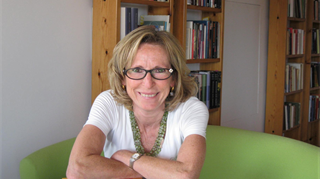 Carmen Giorgetti Cima è nata nel 1954 a Varese, nel 1977 si è laureata in Lingue e Letterature Scandinave con una tesi su Olof Lagercrantz. Ha subito iniziato l’attività di traduttrice letteraria come scandinavista e scout. Ha tradotto oltre cento libri di narrativa svedese...