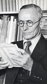 Hermann Hesse (Calw, 2 luglio 1877 – Montagnola, 9 agosto 1962) è stato uno scrittore, poeta, aforista, filosofo e pittore tedesco naturalizzato svizzero, insignito del premio Nobel per la letteratura nel 1946.