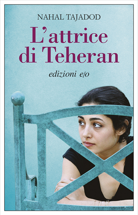 Con L’attrice di Teheran siamo di fronte a un romanzo dallo stile ricco e affascinante, tipico di Nahal Tajadod. Qui in particolare l'espediente narrativo è un insolito ritratto a specchio da cui due donne si parlano. Sono due donne iraniane: Sheyda, giovane attrice di successo nata nel 1983, durante la...