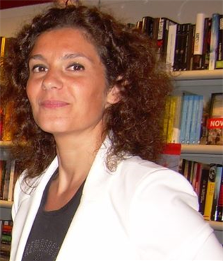 Dori Agrosì è laureata in Traduzione presso l'Università degli Studi di Trieste. È traduttrice editoriale dal francese. Nel 2004 ha fondato la rivista online di traduzione letteraria La Nota del Traduttore di cui è direttore responsabile.