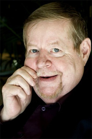 Da guardaboschi a giornalista, poi poeta e scrittore, Arto Paasilinna (1942-2018) è diventato autore di culto in Finlandia e all’estero per la capacità di raccontare ridendo anche le storie più tragiche. Dopo "L’anno della lepre"...