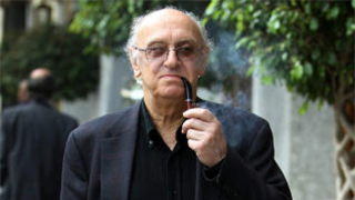 Petros Markaris è nato a Istanbul nel 1937. Ha collaborato con Theo Angelopoulos a diverse sceneggiature, tra cui L’eternità e un giorno, Palma d’oro a Cannes nel 1998. I romanzi con protagonista il commissario Kostas Charitos hanno incontrato un grande successo di lettori.