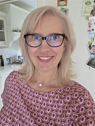 Nata nel 1971, fin da piccola è stata attratta dalle lingue, anche se il suo percorso l’ha portata a studiare informatica e a “parlare” i linguaggi di programmazione...