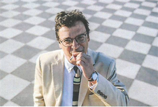 Stefano Bartezzaghi (Milano, 20 luglio 1962) è semiologo e scrittore, tra i più celebri autori di giochi enigmistici in Italia. Si è laureato al DAMS con Umberto Eco. Dal 1987 ha tenuto rubriche sui giochi, sui libri, sul linguaggio. Collabora con il quotidiano La Repubblica ...